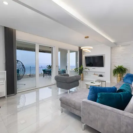 Smaragd - 150m2 - New Penthouse With Amazing Sea View, Panoramic Elevator And Shared Pool דירה מאקרסקה