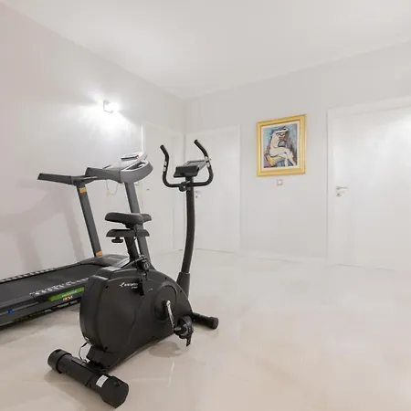 דירה Smaragd - 150m2 - New Penthouse With Amazing Sea View, Panoramic Elevator And Shared Pool מאקרסקה